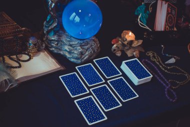 Avrupa, Ukrayna. Kiev 27 Haziran: Illustrative Editorial. Mistik atmosfer, masadaki tarot kartı görüntüsü, esrarengiz kavram, falcılık ve tahminler.