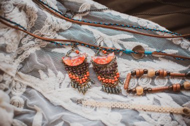 Boho tarzı aksesuarlar. Modaya uygun bir set. Üst bakış açısı. Doğal etnik moda.