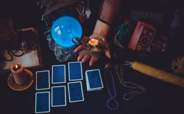 Avrupa, Ukrayna. Kiev 27 Haziran: Illustrative Editorial. Mistik atmosfer, masadaki tarot kartı görüntüsü, esrarengiz kavram, falcılık ve tahminler.