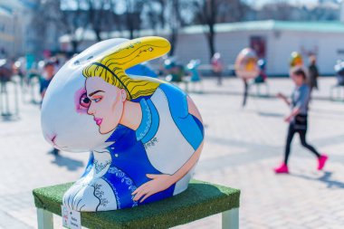 11 Nisan, Kiev Ukrayna. İllüstrasyon: Şehir merkezinde Paskalya Tavşanı Heykeli