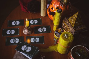 Mistik atmosfer, masadaki tarot kartı görüntüsü, esrarengiz kavram, falcılık ve tahminler..