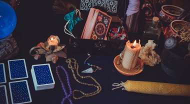 Avrupa, Ukrayna. Kiev 27 Haziran: Illustrative Editorial. Mistik atmosfer, masadaki tarot kartı görüntüsü, esrarengiz kavram, falcılık ve tahminler.
