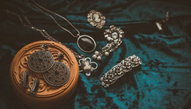 Gotik klasik mücevherler, aksesuarlar, güzellik ayrıntıları.