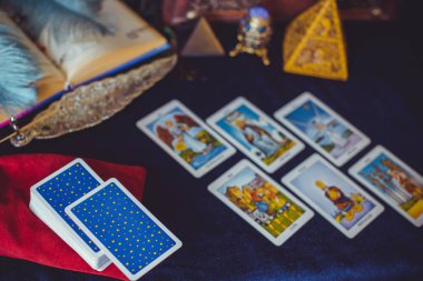 Avrupa, Ukrayna. Kiev 27 Haziran: Illustrative Editorial. Mistik atmosfer, masadaki tarot kartı görüntüsü, esrarengiz kavram, falcılık ve tahminler.