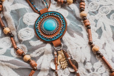 Boho tarzı aksesuarlar. Modaya uygun bir set. Üst bakış açısı. Doğal etnik moda.