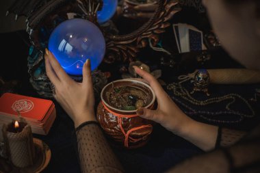 Avrupa, Ukrayna. Kiev 27 Haziran: Illustrative Editorial. Mistik atmosfer, masadaki tarot kartı görüntüsü, esrarengiz kavram, falcılık ve tahminler.