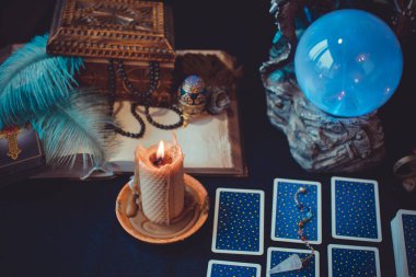 Avrupa, Ukrayna. Kiev 27 Haziran: Illustrative Editorial. Mistik atmosfer, masadaki tarot kartı görüntüsü, esrarengiz kavram, falcılık ve tahminler.