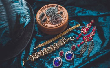 Gotik klasik mücevherler, aksesuarlar, güzellik ayrıntıları.