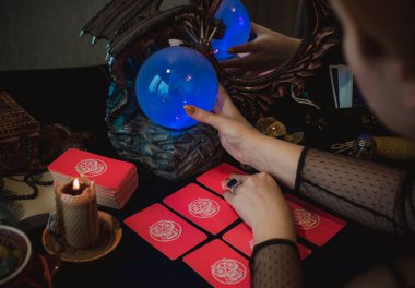 Avrupa, Ukrayna. Kiev 27 Haziran: Illustrative Editorial. Mistik atmosfer, masadaki tarot kartı görüntüsü, esrarengiz kavram, falcılık ve tahminler.