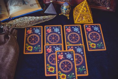 Avrupa, Ukrayna. Kiev 27 Haziran: Illustrative Editorial. Mistik atmosfer, masadaki tarot kartı görüntüsü, esrarengiz kavram, falcılık ve tahminler.