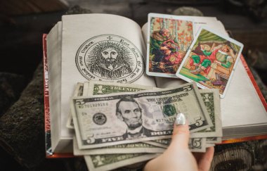 Avrupa, Ukrayna. Kiev Mayıs 30 / Illustrative Editorial: Eski Pagan büyüsü, para çekmek için mistik sahne, esrarengiz kavram