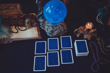 Avrupa, Ukrayna. Kiev 27 Haziran: Illustrative Editorial. Mistik atmosfer, masadaki tarot kartı görüntüsü, esrarengiz kavram, falcılık ve tahminler.
