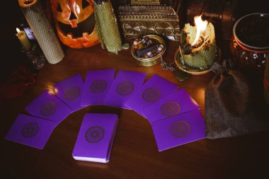 Mistik atmosfer, masadaki tarot kartı görüntüsü, esrarengiz kavram, falcılık ve tahminler.