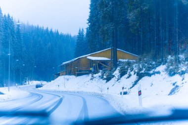 Ormandaki sıcacık kasabanın karlı manzarası. Güzel ve hoş bir manzara, dağlarda eğlence.