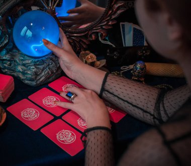 Avrupa, Ukrayna. Kiev 27 Haziran: Illustrative Editorial. Mistik atmosfer, masadaki tarot kartı görüntüsü, esrarengiz kavram, falcılık ve tahminler.