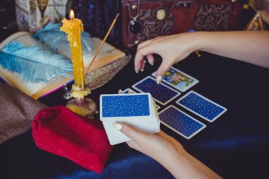 Avrupa, Ukrayna. Kiev 27 Haziran: Illustrative Editorial. Mistik atmosfer, masadaki tarot kartı görüntüsü, esrarengiz kavram, falcılık ve tahminler.