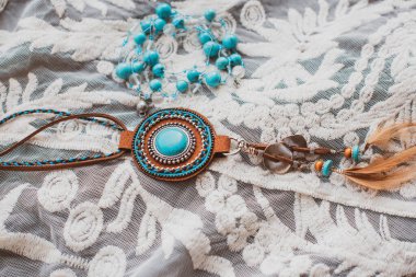 Boho tarzı aksesuarlar. Modaya uygun bir set. Üst bakış açısı. Doğal etnik moda.