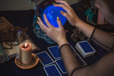 Avrupa, Ukrayna. Kiev 27 Haziran: Illustrative Editorial. Mistik atmosfer, masadaki tarot kartı görüntüsü, esrarengiz kavram, falcılık ve tahminler.