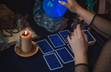 Avrupa, Ukrayna. Kiev 27 Haziran: Illustrative Editorial. Mistik atmosfer, masadaki tarot kartı görüntüsü, esrarengiz kavram, falcılık ve tahminler.