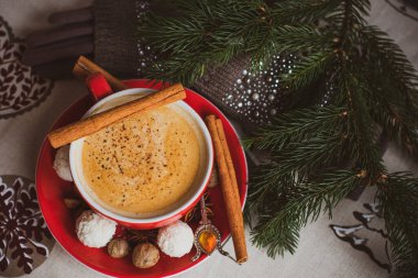 Bir fincan sıcak kakao ve noel süslemeleri.