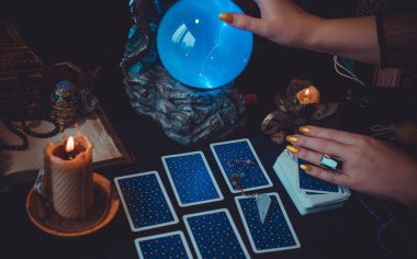 Avrupa, Ukrayna. Kiev 27 Haziran: Illustrative Editorial. Mistik atmosfer, masadaki tarot kartı görüntüsü, esrarengiz kavram, falcılık ve tahminler.