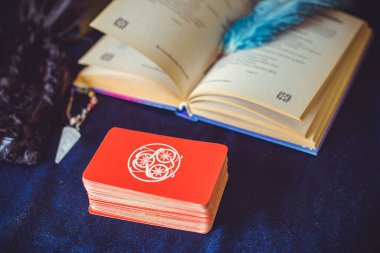 Avrupa, Ukrayna. Kiev 27 Haziran: Illustrative Editorial. Mistik atmosfer, masadaki tarot kartı görüntüsü, esrarengiz kavram, falcılık ve tahminler.