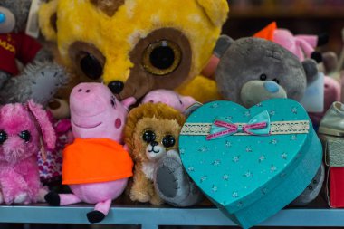 Çocuk giyim mağazası, satış zamanı, çocuklar için moda konsepti ve diğer şeyler.