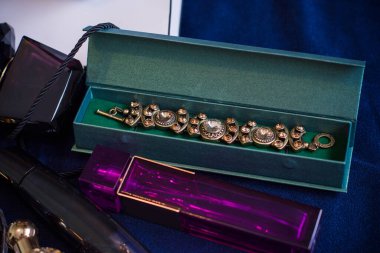 Güzellik konsepti. Mücevher eşyaları ve diğerleri, bayan ayrıntıları.