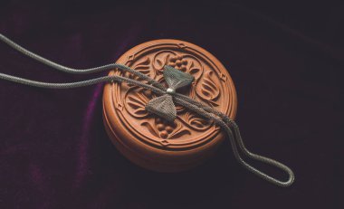 Gotik klasik mücevherler, aksesuarlar, güzellik ayrıntıları.