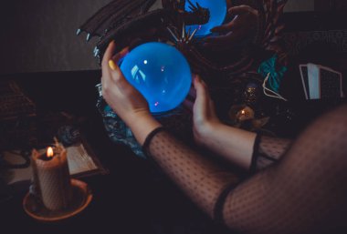 Tarot kartları, kristal küre, mumlar, cadı sihirli şişeleri. Cadılık, esrarengiz, kehanet ve esrarengiz geçmiş mistik ayinler için klasik büyülü nesneler.
