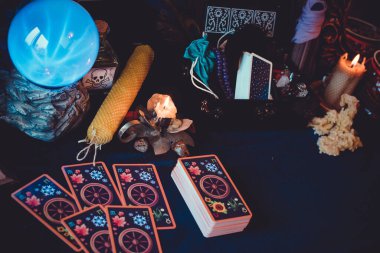 Avrupa, Ukrayna. Kiev 27 Haziran: Illustrative Editorial. Mistik atmosfer, masadaki tarot kartı görüntüsü, esrarengiz kavram, falcılık ve tahminler.