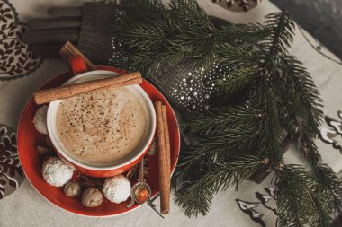 Bir fincan sıcak kakao ve noel süslemeleri.