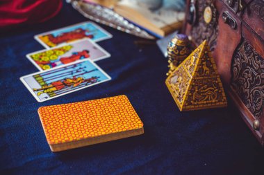 Avrupa, Ukrayna. Kiev 27 Haziran: Illustrative Editorial. Mistik atmosfer, masadaki tarot kartı görüntüsü, esrarengiz kavram, falcılık ve tahminler.