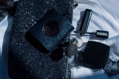 Güzellik trendleri ve süslü mücevher ayrıntıları, güzellik öğeleri seti, diğer kadın eşyaları.