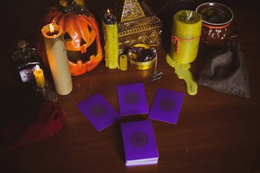 Mistik atmosfer, masadaki tarot kartı görüntüsü, esrarengiz kavram, falcılık ve tahminler.