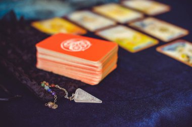 Avrupa, Ukrayna. Kiev 27 Haziran: Illustrative Editorial. Mistik atmosfer, masadaki tarot kartı görüntüsü, esrarengiz kavram, falcılık ve tahminler.