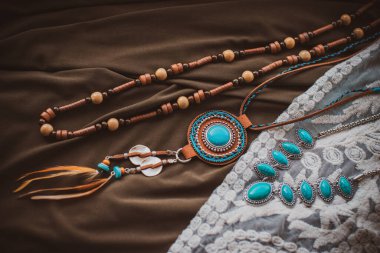 Boho tarzı aksesuarlar. Modaya uygun bir set. Üst bakış açısı. Doğal etnik moda.