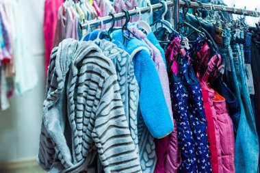 Çocuk giyim mağazası, satış zamanı, çocuklar için moda konsepti ve diğer şeyler.