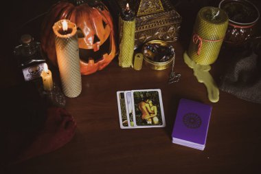 Mistik atmosfer, masadaki tarot kartı görüntüsü, esrarengiz kavram, falcılık ve tahminler..