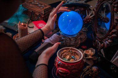 Tarot kartları, kristal küre, mumlar, cadı sihirli şişeleri. Cadılık, esrarengiz, kehanet ve esrarengiz geçmiş mistik ayinler için klasik büyülü nesneler.
