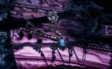 Gotik klasik mücevherler, aksesuarlar, güzellik ayrıntıları.