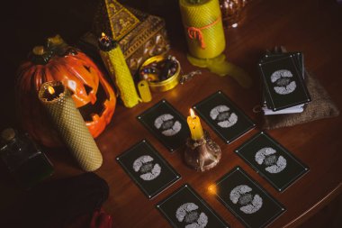 Mistik atmosfer, masadaki tarot kartı görüntüsü, esrarengiz kavram, falcılık ve tahminler..