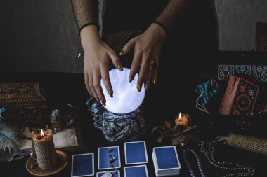 Avrupa, Ukrayna. Kiev 27 Haziran: Illustrative Editorial. Mistik atmosfer, masadaki tarot kartı görüntüsü, esrarengiz kavram, falcılık ve tahminler.
