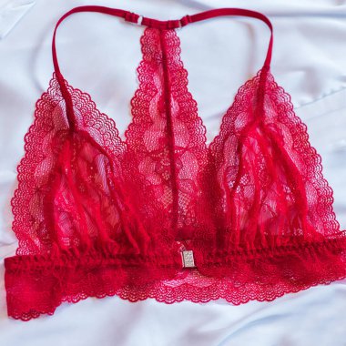 Çekici kadın iç çamaşırları, aksesuarlar, güzellik malzemeleri, parfüm ve diğer kozmetikler. Alışveriş ve moda konsepti ruj ve makyaj konsepti