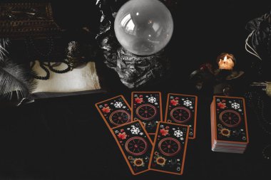 Avrupa, Ukrayna. Kiev 27 Haziran: Illustrative Editorial. Mistik atmosfer, masadaki tarot kartı görüntüsü, esrarengiz kavram, falcılık ve tahminler.