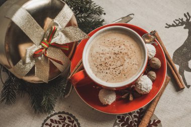 Bir fincan sıcak kakao ve noel süslemeleri.