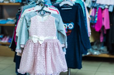 Çocuk giyim mağazası, satış zamanı, çocuklar için moda konsepti ve diğer şeyler.