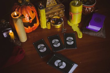 Mistik atmosfer, masadaki tarot kartı görüntüsü, esrarengiz kavram, falcılık ve tahminler..