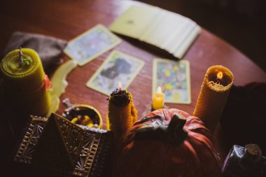 Mistik atmosfer, masadaki tarot kartı görüntüsü, esrarengiz kavram, falcılık ve tahminler..