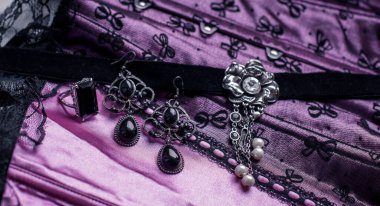 Gotik klasik mücevherler, aksesuarlar, güzellik ayrıntıları.